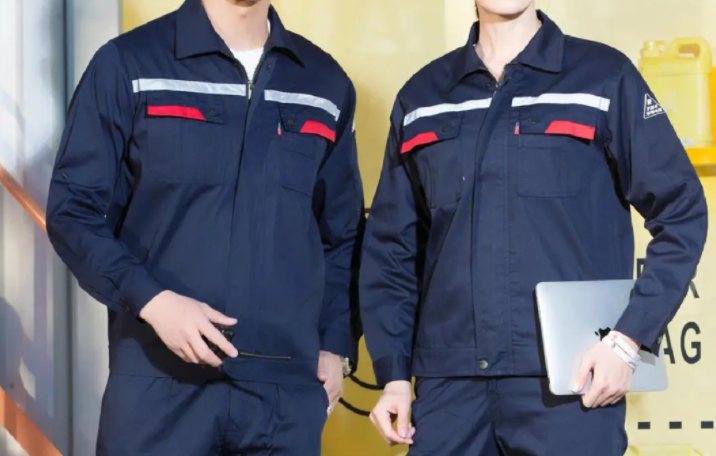 防靜電工作服定制的特點(diǎn)及穿戴注意事項(xiàng)，防靜電工作服廠家該如何選擇？